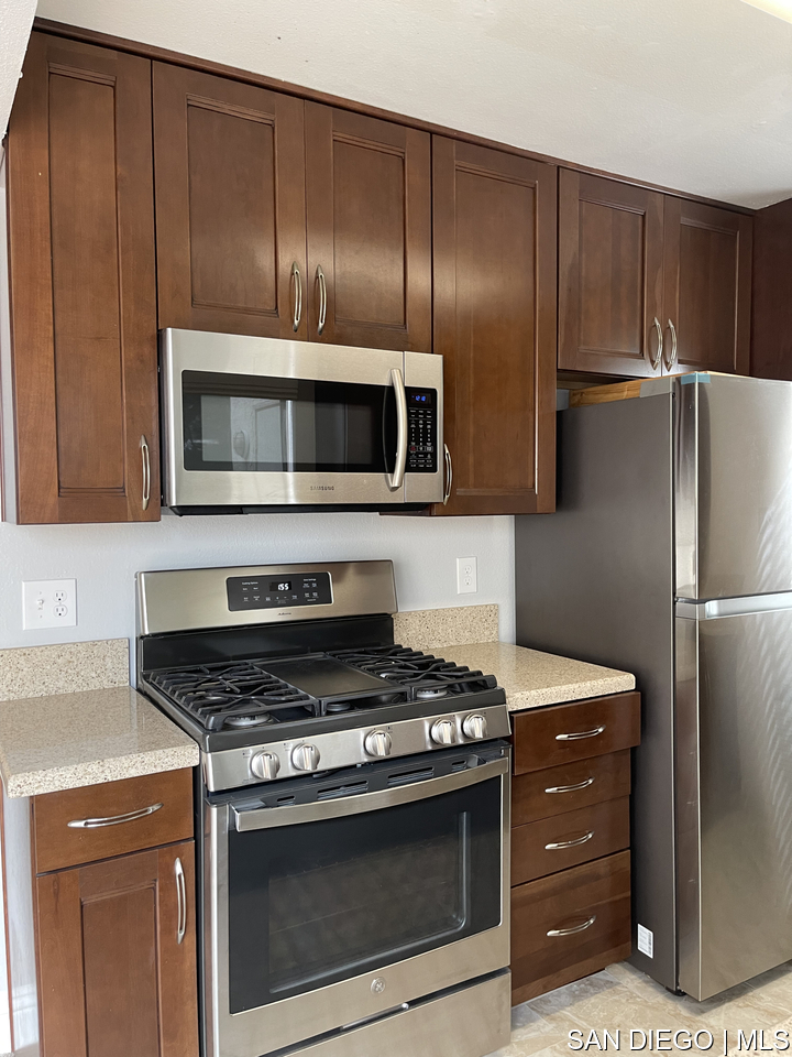 https://sdmls-assets.cdn-connectmls.com/pics/12F08314186F43F9E0636110000A541E/HD_1709668846307_Kitchen_5_2_scaled.JPEG