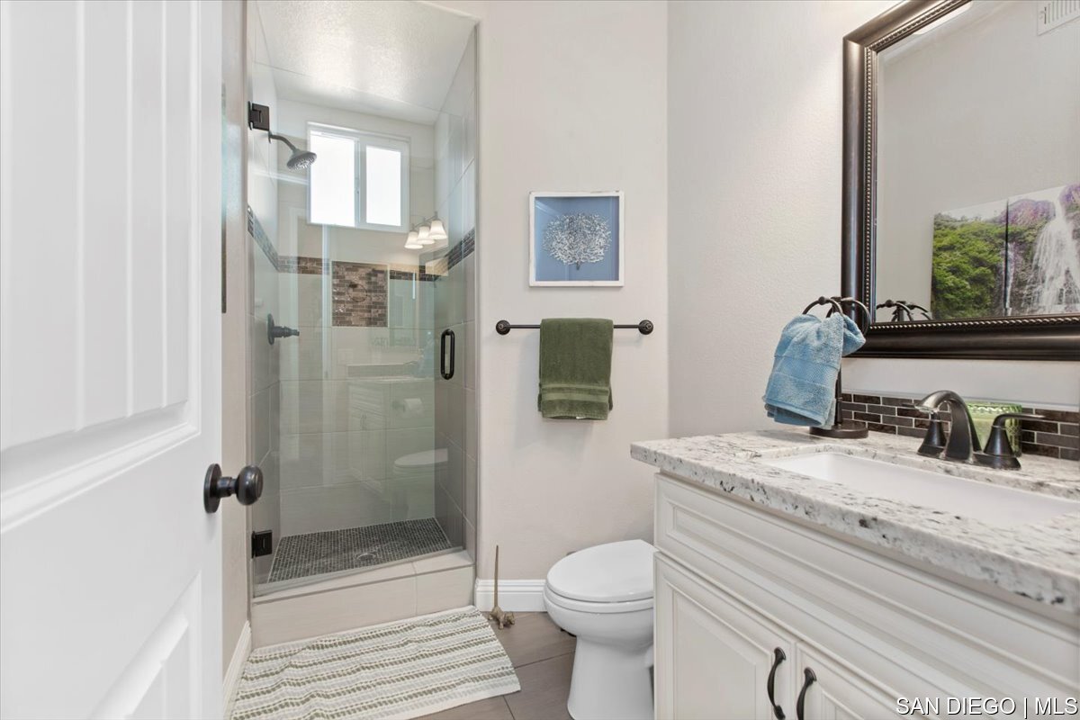 https://sdmls-assets.cdn-connectmls.com/pics/335F04EBBF4A9611E0633111000AF8B3/HD_1745333378113_28_Bathroom.JPEG