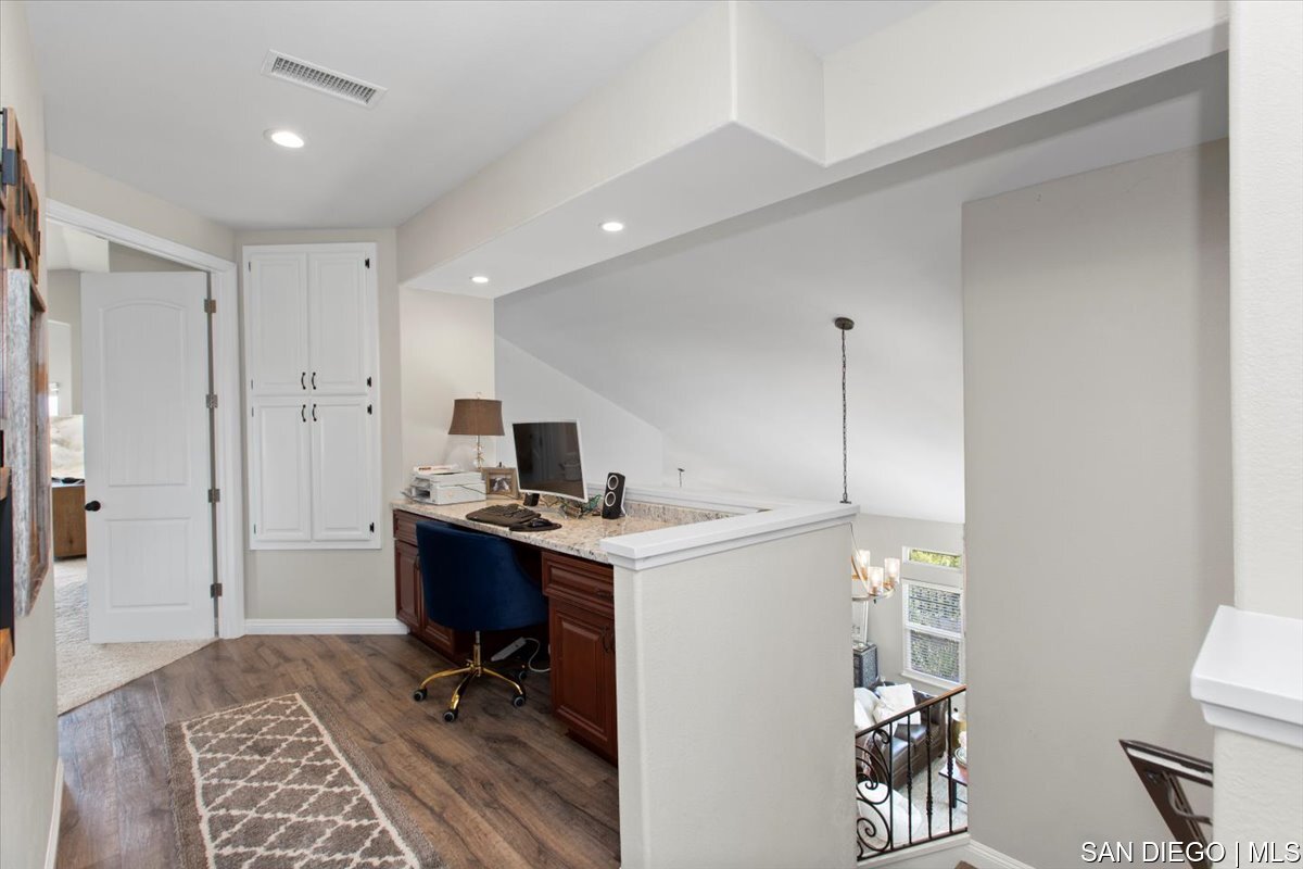 https://sdmls-assets.cdn-connectmls.com/pics/335F04EBBF4A9611E0633111000AF8B3/HD_1745333379076_30_Landing___Desk_Area.JPEG