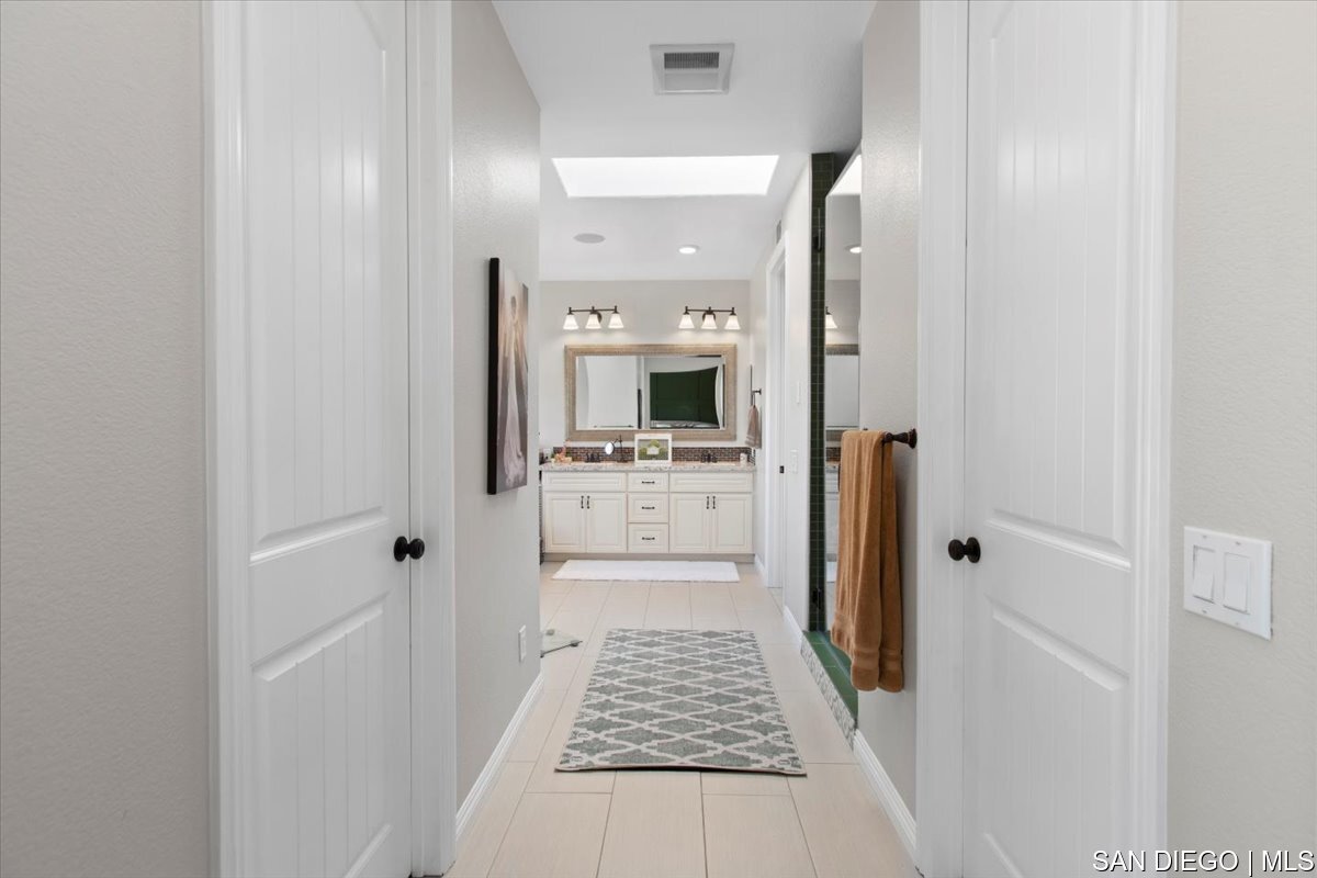 https://sdmls-assets.cdn-connectmls.com/pics/335F04EBBF4A9611E0633111000AF8B3/HD_1745333390501_39_Primary_Bathroom.JPEG