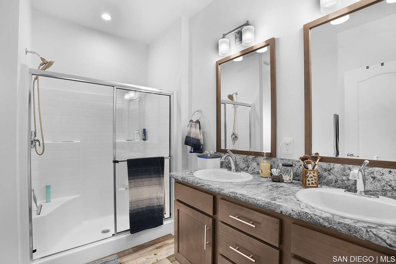 Home for Sale in Lakeside