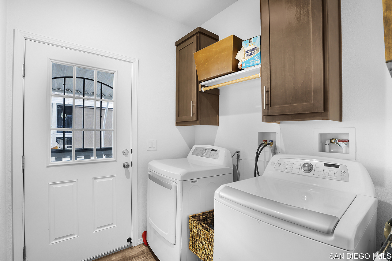 Home for Sale in Lakeside
