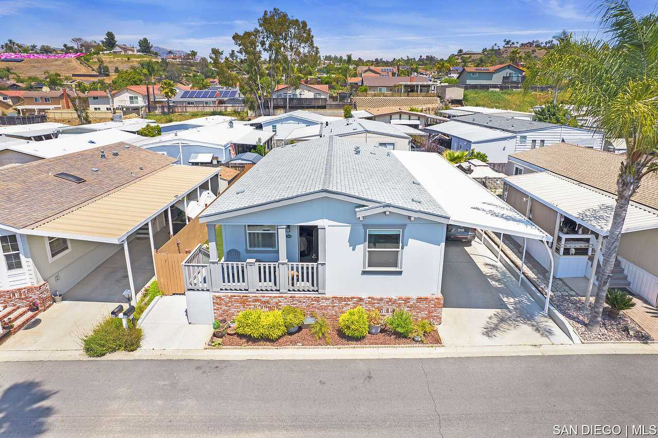 Home for Sale in Lakeside
