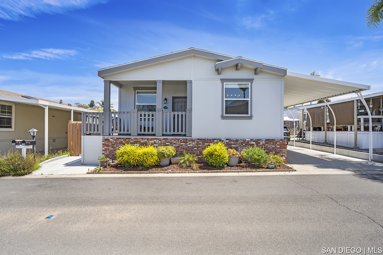 Home for Sale in Lakeside