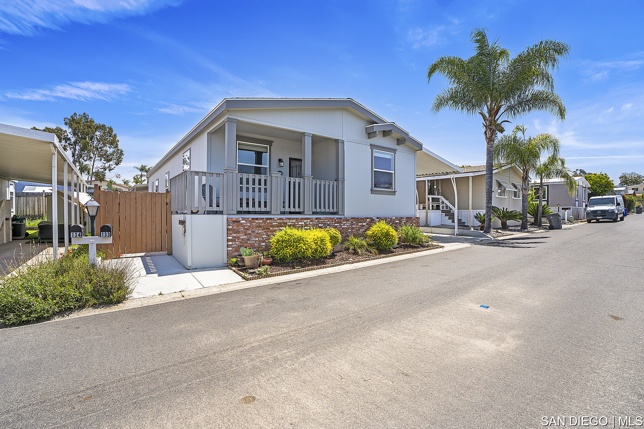 Home for Sale in Lakeside