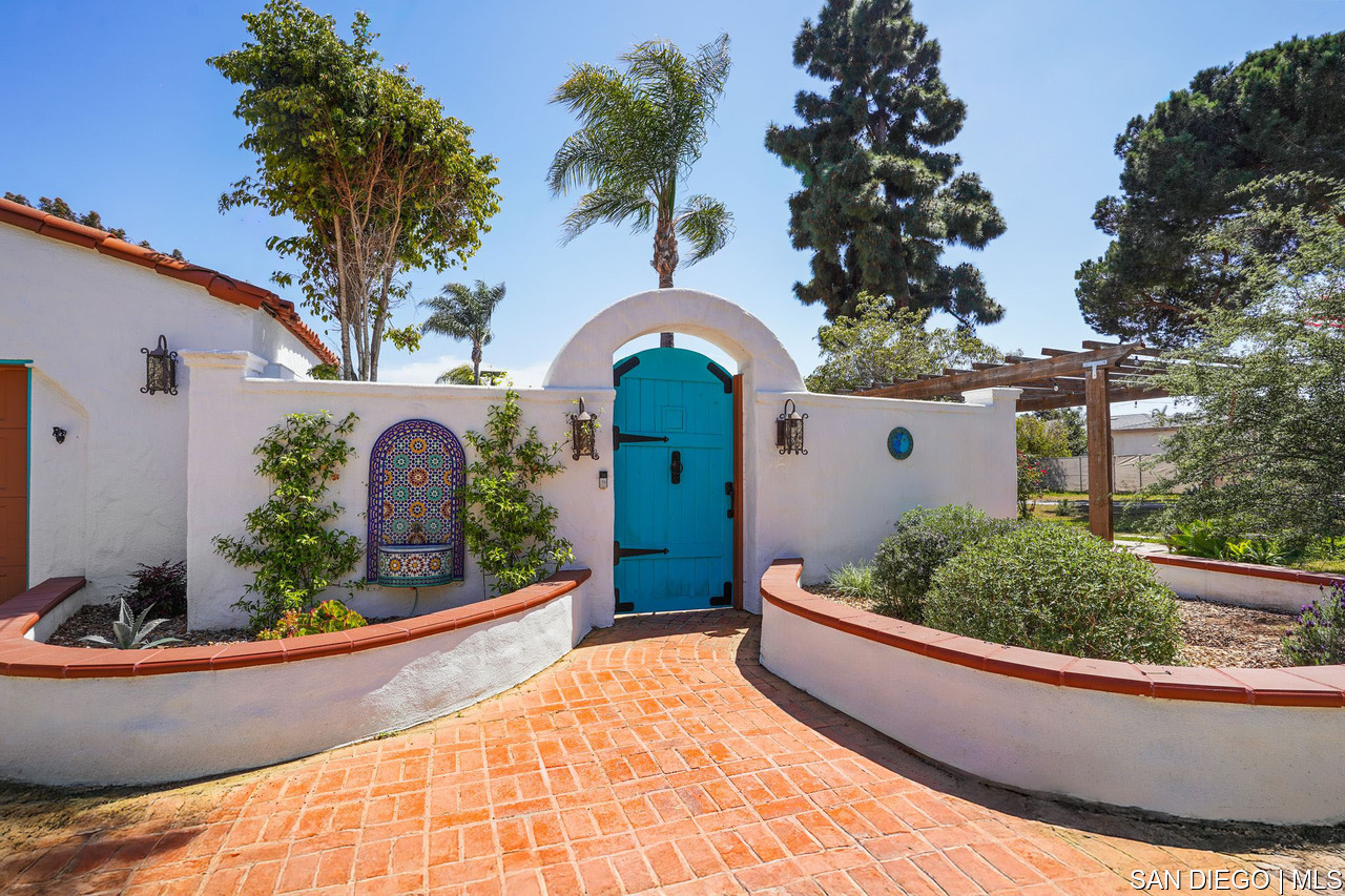 Home for Sale in Bonita