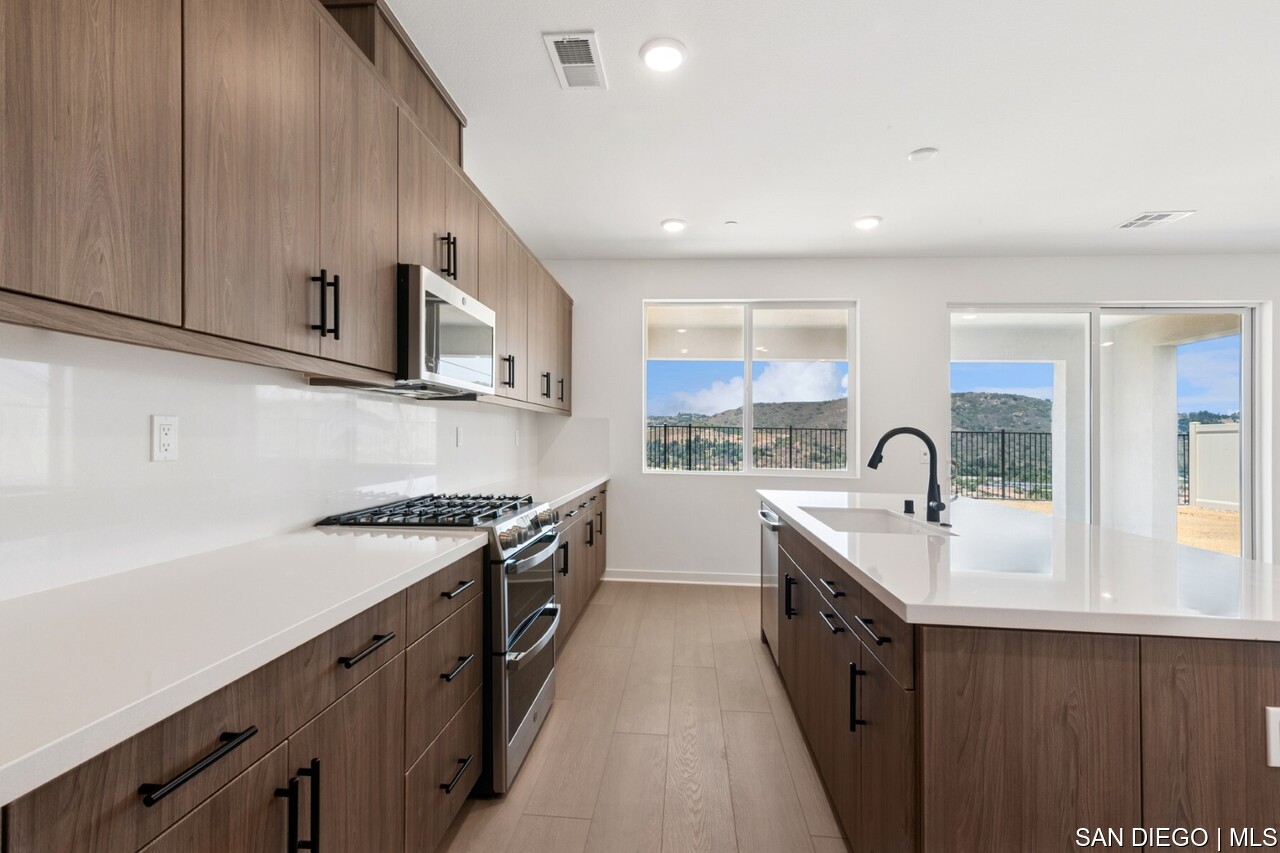 https://sdmls-assets.cdn-connectmls.com/pics/399E1EC4F628488EE0636E11000A3FED/HD_1752205731635_Pomelo_632MEADOWOODST_HDR_none17.JPEG