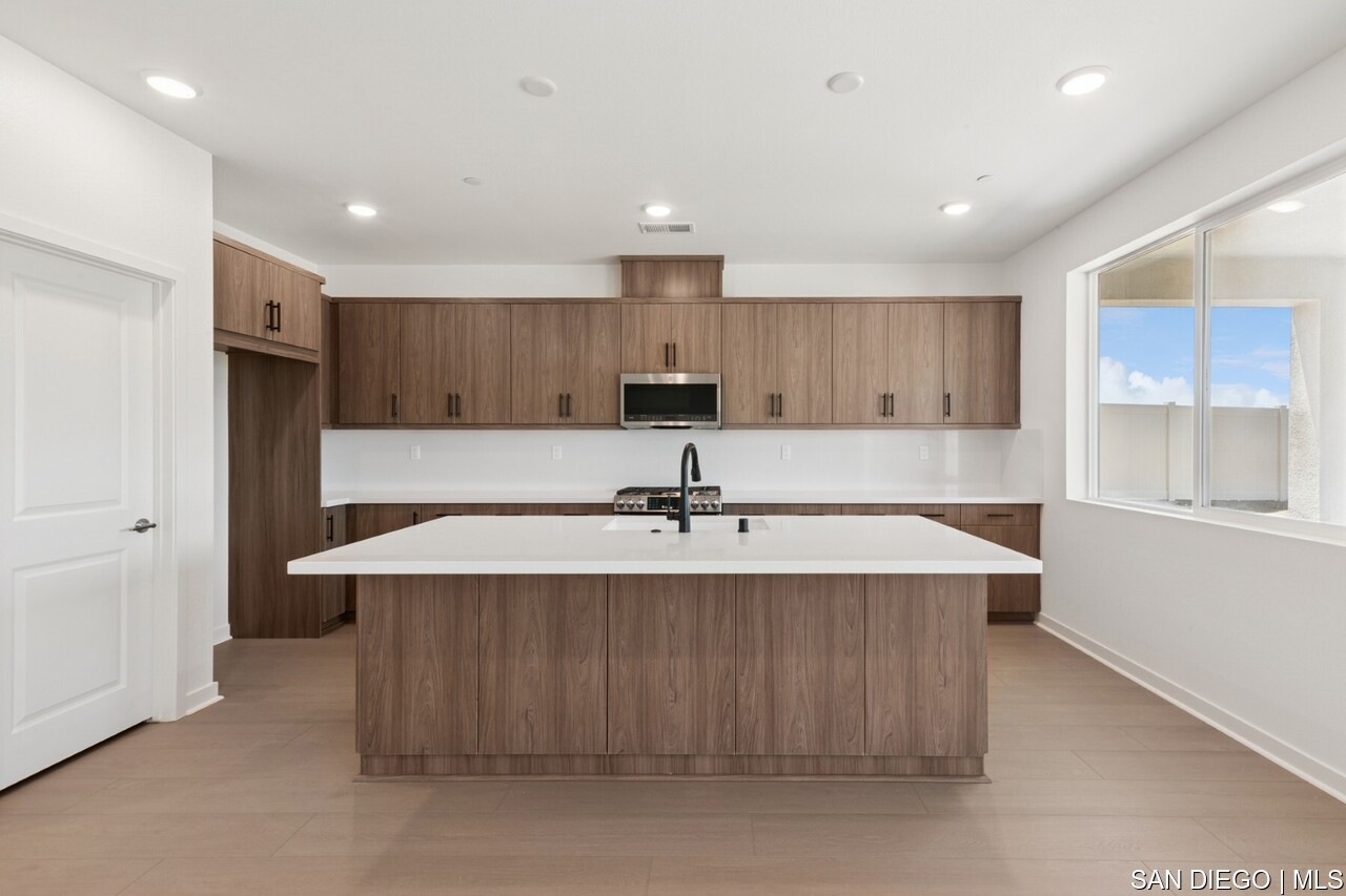 https://sdmls-assets.cdn-connectmls.com/pics/399E1EC4F628488EE0636E11000A3FED/HD_1752205731833_Pomelo_632MEADOWOODST_HDR_none19.JPEG