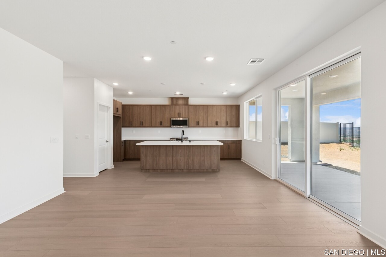https://sdmls-assets.cdn-connectmls.com/pics/399E1EC4F628488EE0636E11000A3FED/HD_1752205732003_Pomelo_632MEADOWOODST_HDR_none20.JPEG