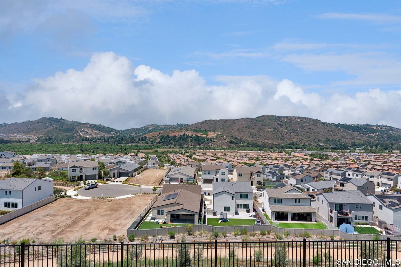 https://sdmls-assets.cdn-connectmls.com/pics/399E1EC4F628488EE0636E11000A3FED/HD_1752205839630_Pomelo_632MEADOWOODST_HDR_none6.JPEG