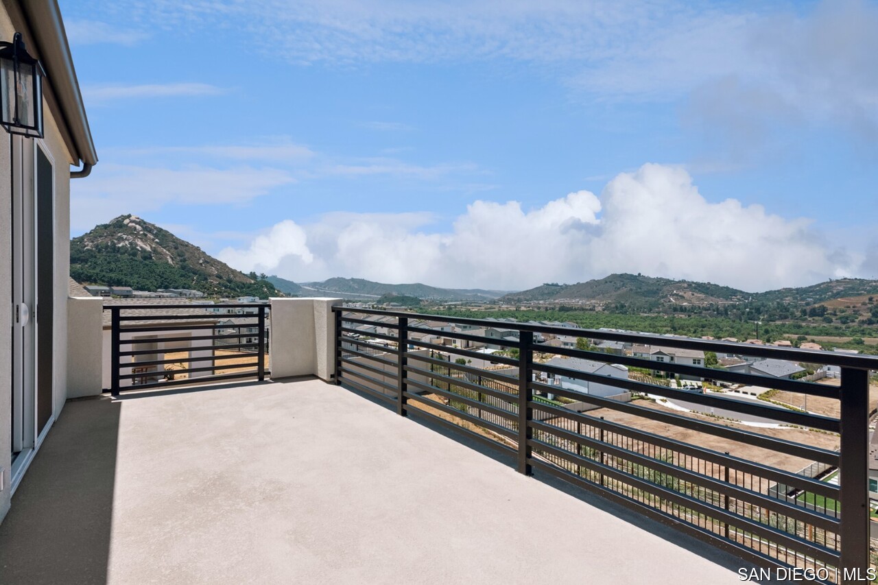 https://sdmls-assets.cdn-connectmls.com/pics/399E1EC4F628488EE0636E11000A3FED/HD_1752205840038_Pomelo_632MEADOWOODST_HDR_none7.JPEG