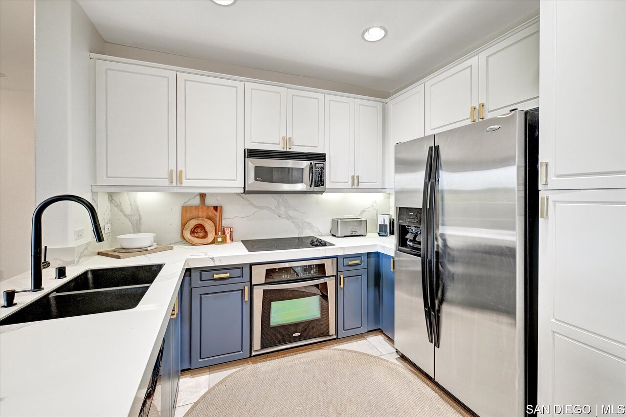 https://sdmls-assets.cdn-connectmls.com/pics/39E8244E56DD139FE0636E11000A153B/HD_1752536451908_07_3877_Pell_place_Unit_118_7.JPEG
