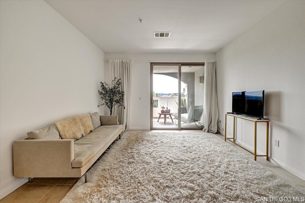 https://sdmls-assets.cdn-connectmls.com/pics/39E8244E56DD139FE0636E11000A153B/HD_1752536452292_10_3877_Pell_place_Unit_118_10.JPEG