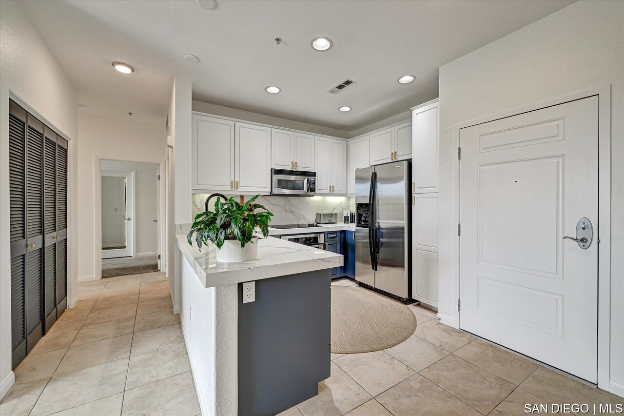 https://sdmls-assets.cdn-connectmls.com/pics/39E8244E56DD139FE0636E11000A153B/HD_1752536452743_14_3877_Pell_place_Unit_118_14.JPEG