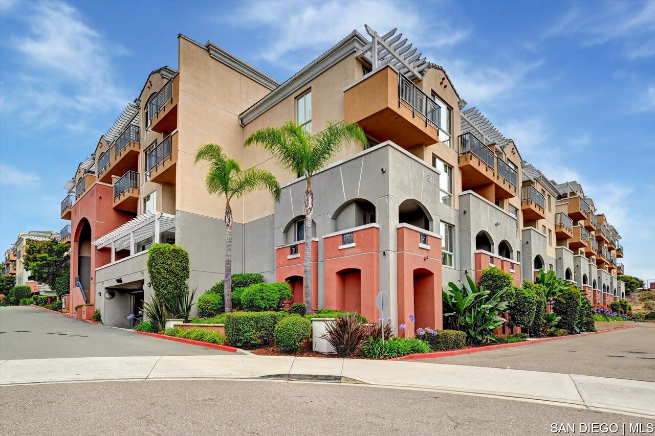 https://sdmls-assets.cdn-connectmls.com/pics/39E8244E56DD139FE0636E11000A153B/HD_1752536454860_01_3877_Pell_place_Unit_118_1.JPEG