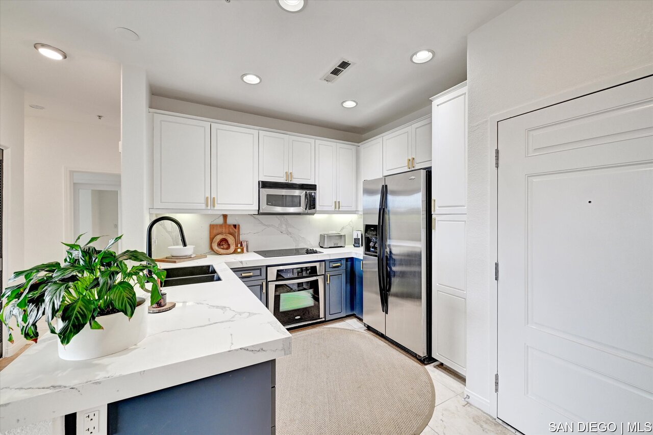 https://sdmls-assets.cdn-connectmls.com/pics/39E8244E56DD139FE0636E11000A153B/HD_1752536455328_05_3877_Pell_place_Unit_118_5.JPEG