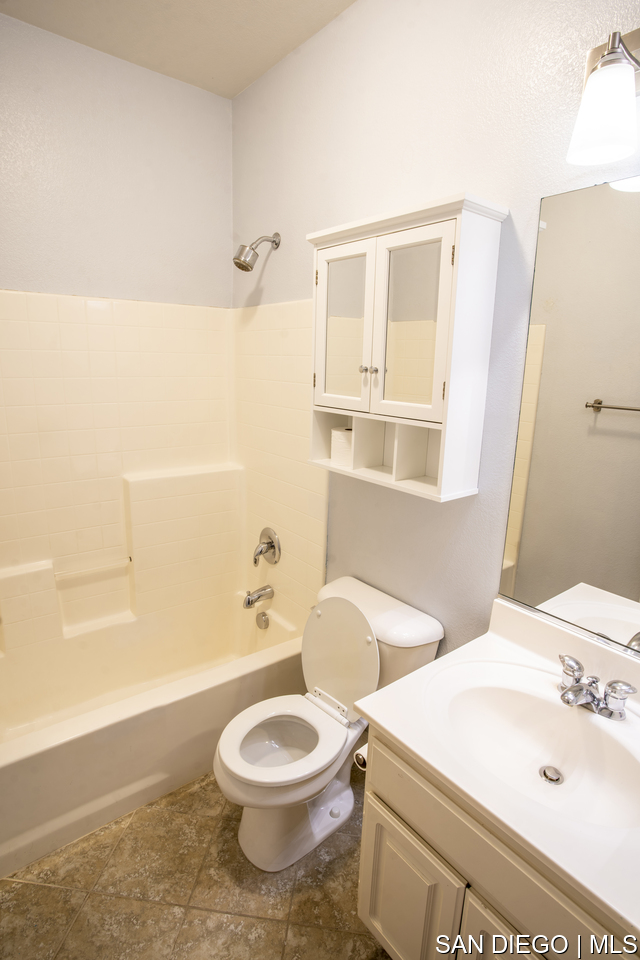 https://sdmls-assets.cdn-connectmls.com/pics/F968354220086F7EE0535F10000A1ECD/HD_1681675788709_bathroom_2.2.JPEG